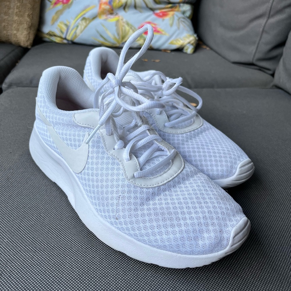 white nike shoes